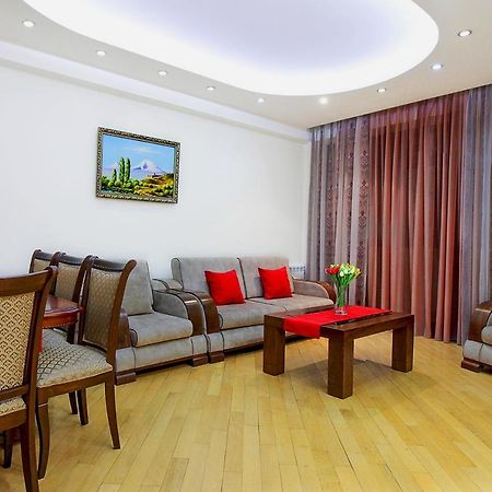 3 Bedroom Apartment Near Republic Square Jerevan Buitenkant foto